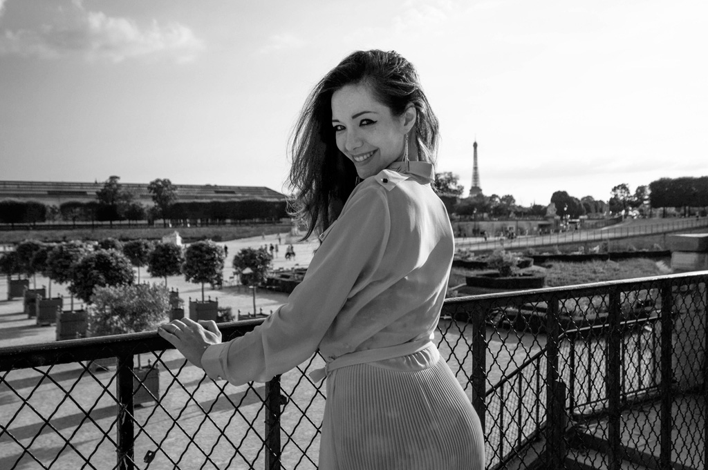 Séance portrait Virginie, Virginie accoudée à une rambarde du jardin des tuileries